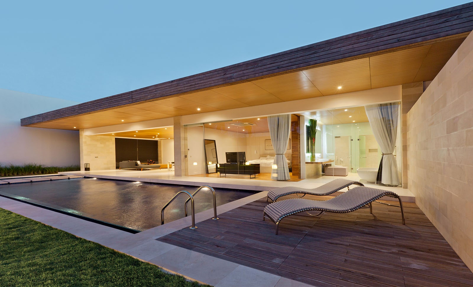 Piscine miroir et terrasse en afrormosia