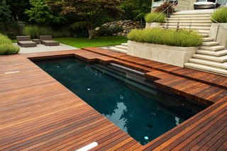 Piscine avec terrasse en bois en cumaru