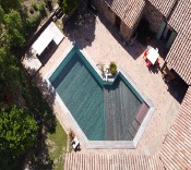 Grande piscine à fond mobile pour une ferme