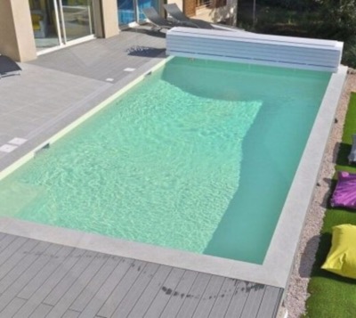 Piscine avec terrasse en bois composite 