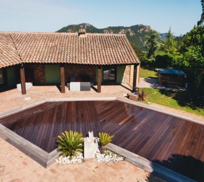 Grande piscine à fond mobile pour une ferme