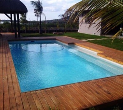 Piscine enterrée et deck de piscine en bois