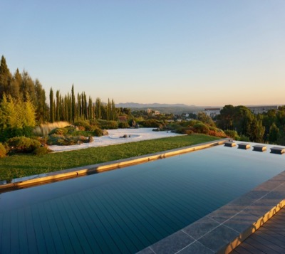 Grande piscine a fond mobile contemporaine