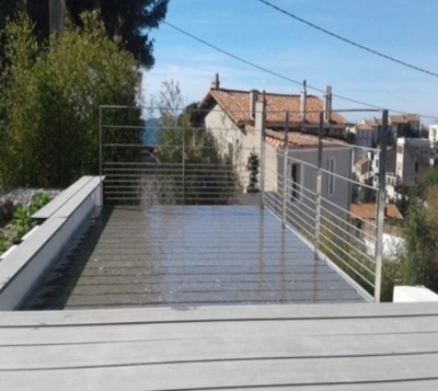 Piscine à fond mobile sur un toit-terrasse