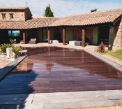 Grande piscine à fond mobile pour une ferme