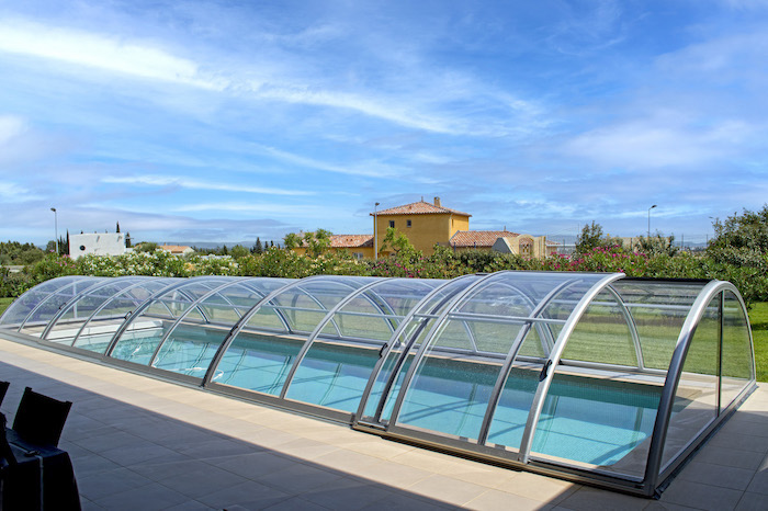 Abri de piscine mi-haut