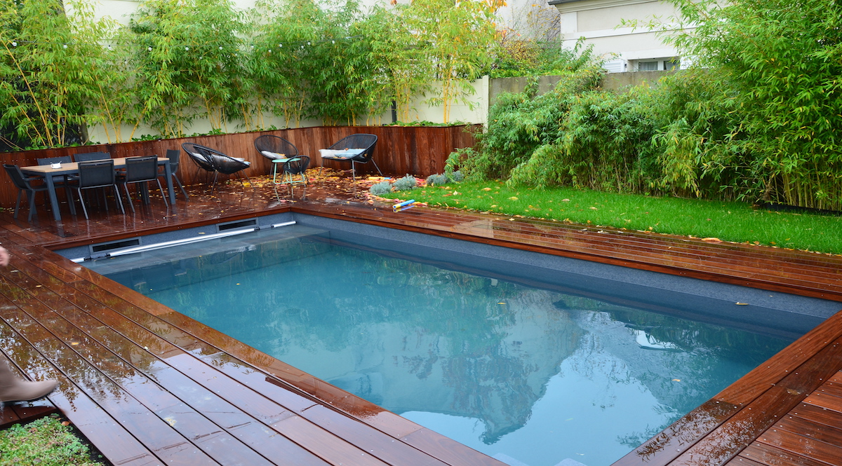 Terrasse en bois de piscine avec volet immerg