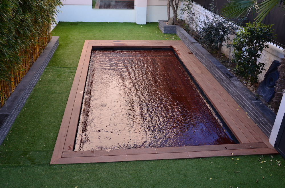 Terrasse en bois sur pilotis avec charpente en hauteur