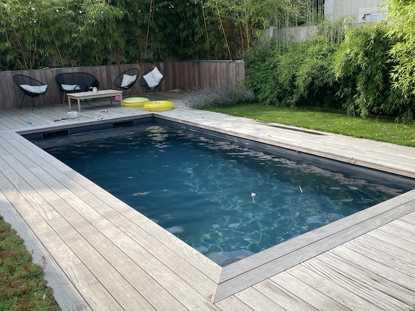 Terrasse en bois de piscine avec volet immerg