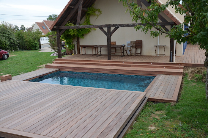 Piscine avec terrasse bois coulissante