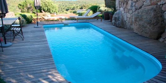 Terrasse en bois sur pilotis avec charpente en hauteur