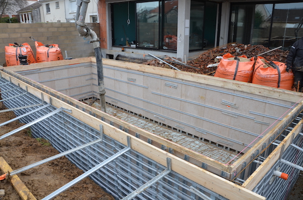 Terrasse en bois sur pilotis avec charpente en hauteur