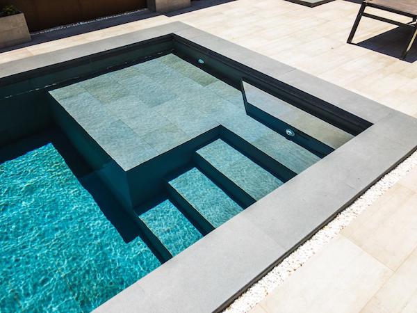 Spot lumineux de couleur pour piscine