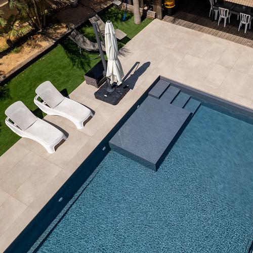 Terrasse en bois sur pilotis avec charpente en hauteur