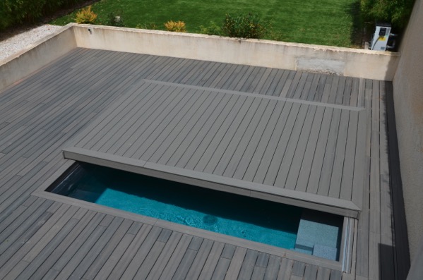 Piscine  dbordement avec volet immerg