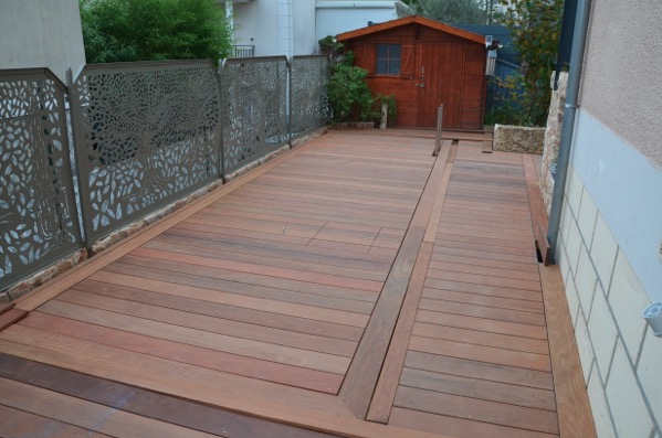 Terrasse en bois sur pilotis avec charpente en hauteur