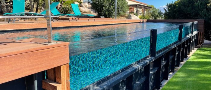 Terrasse en bois sur pilotis avec charpente en hauteur