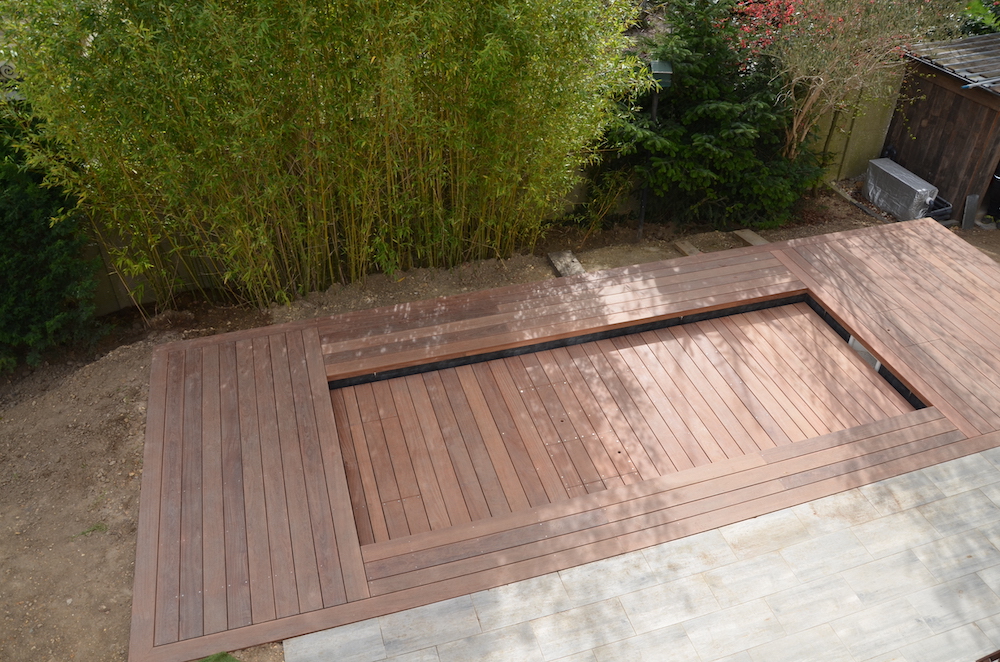 Deck autour d'un jacuzzi en lames composite Timbertech 