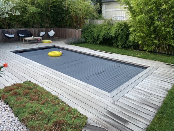 Terrasse en bois sur pilotis avec charpente en hauteur