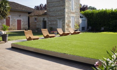 Terrasse mobile habillage gazon pour piscine