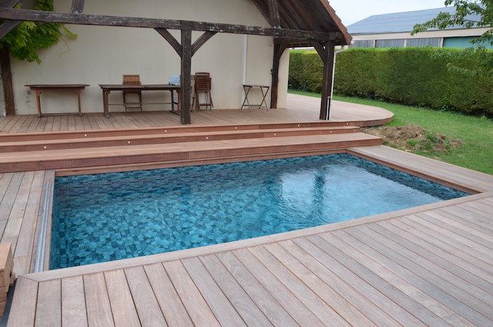 Terrasse en bois et piscine creuse