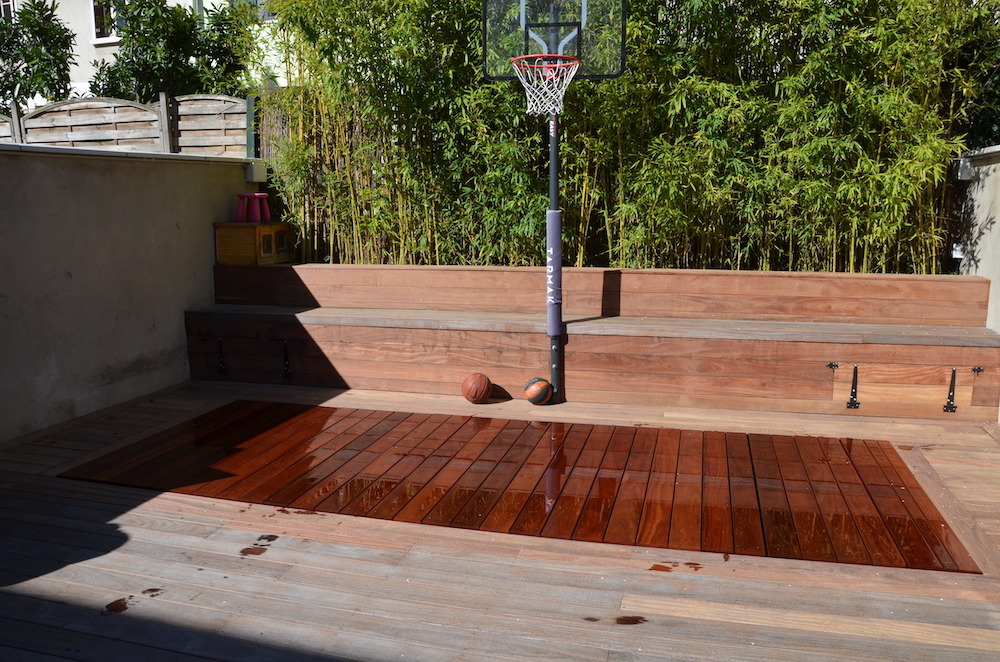 Terrasse en bois sur pilotis avec charpente en hauteur