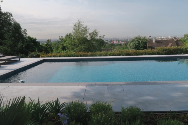 Terrasse en bois sur pilotis avec charpente en hauteur