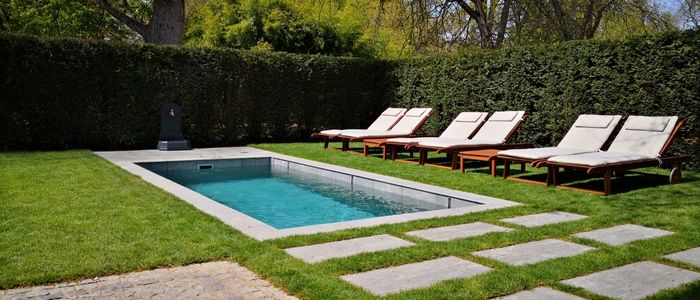 Terrasse en bois sur pilotis avec charpente en hauteur