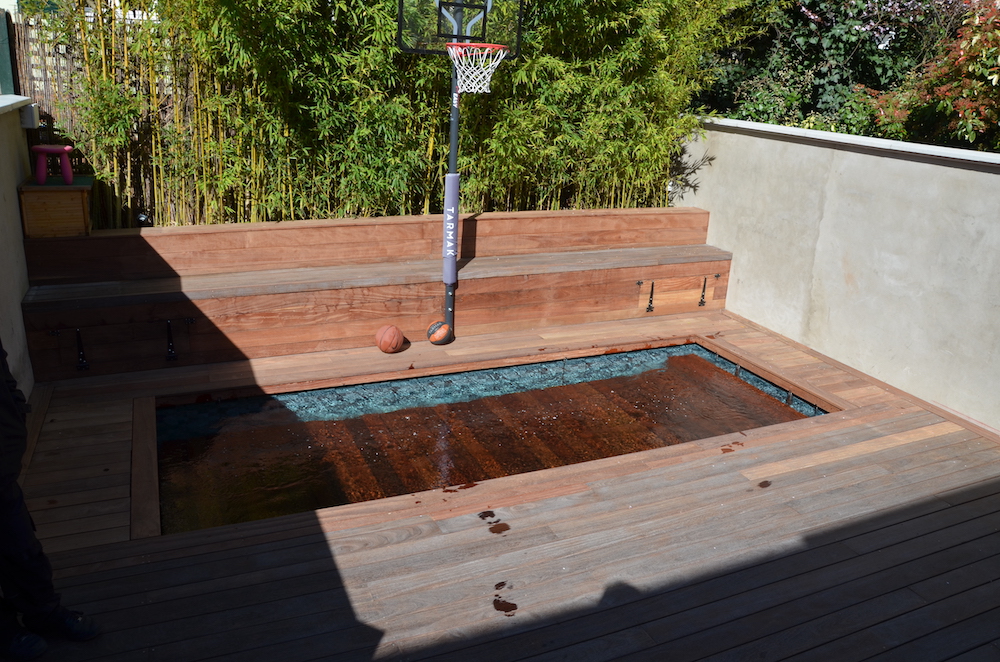 Terrasse en bois sur pilotis avec charpente en hauteur