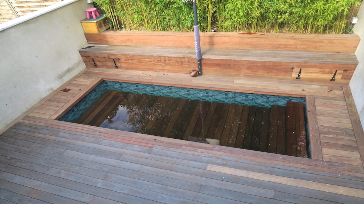 Terrasse en bois sur pilotis avec charpente en hauteur